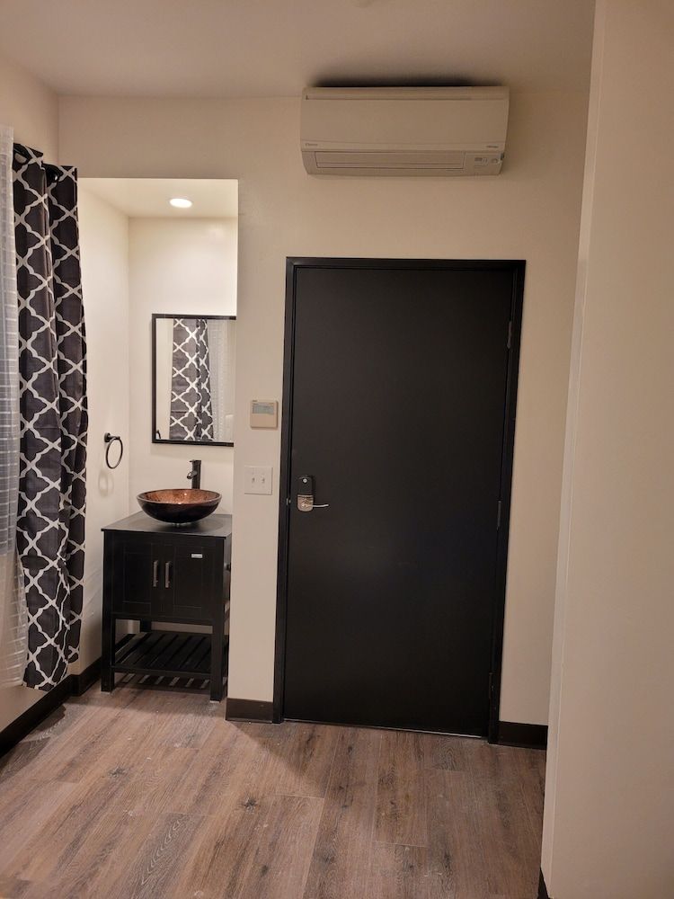 Hotel Gigi San Diego Standard Room 1 Queen Bed 9