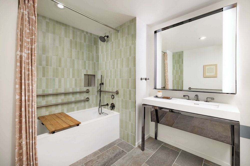 Timbri Hotel San Francisco, Curio Collection by Hilton King Mobility Accessible Tub 5