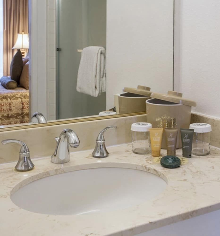 undefined Hotel Amari 7