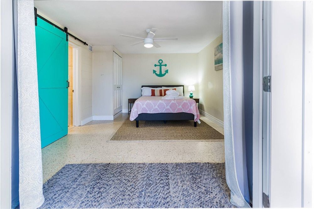 House (Anchors Away Gulf Gate Home)