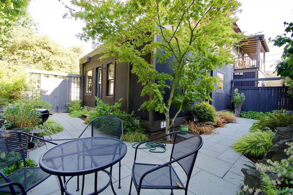 undefined Phinney Ridge Flat Backyard Oasis 2