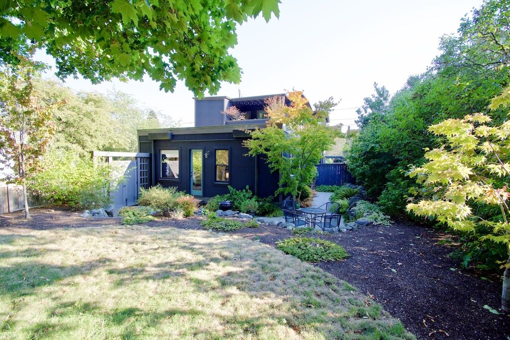 undefined Phinney Ridge Flat Backyard Oasis