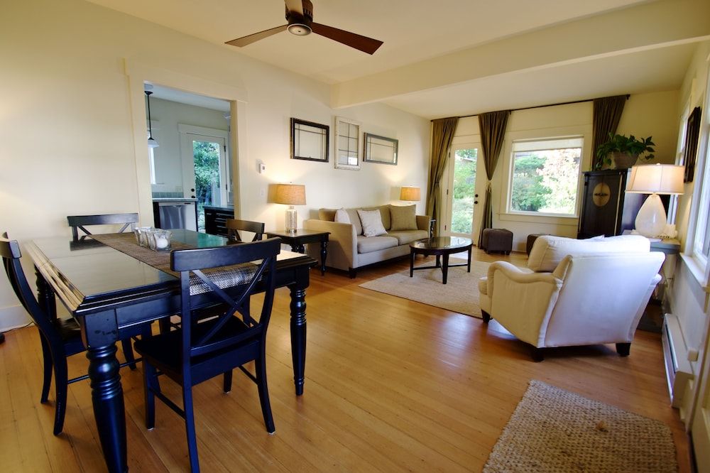 undefined Phinney Ridge Flat Backyard Oasis 10