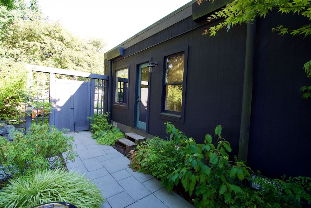 undefined Phinney Ridge Flat Backyard Oasis 3