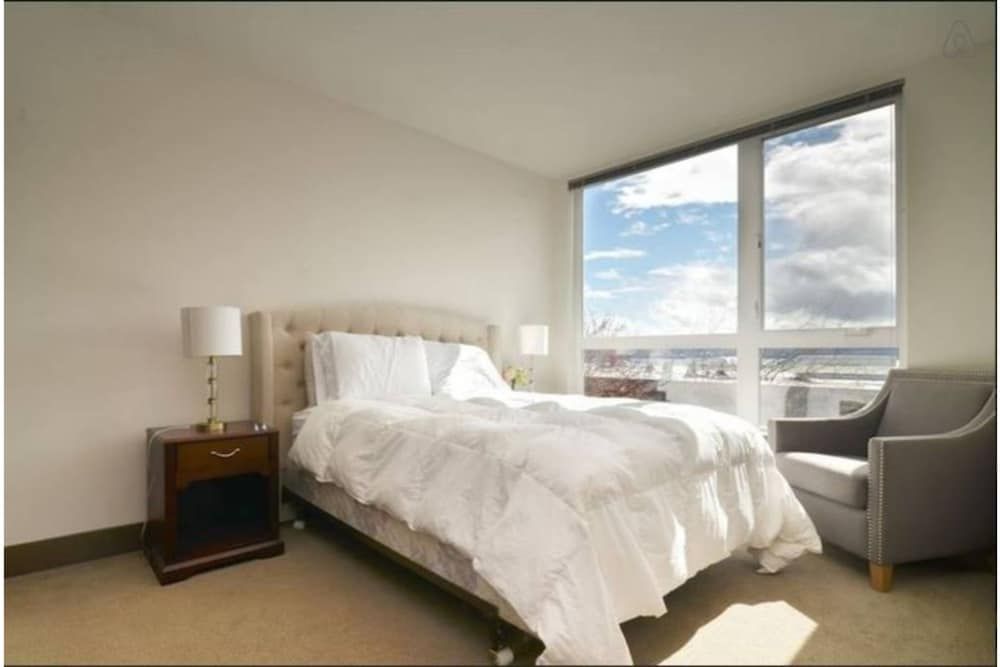 undefined 2bd2bath Waterfront Home in Hrt of SEA 4