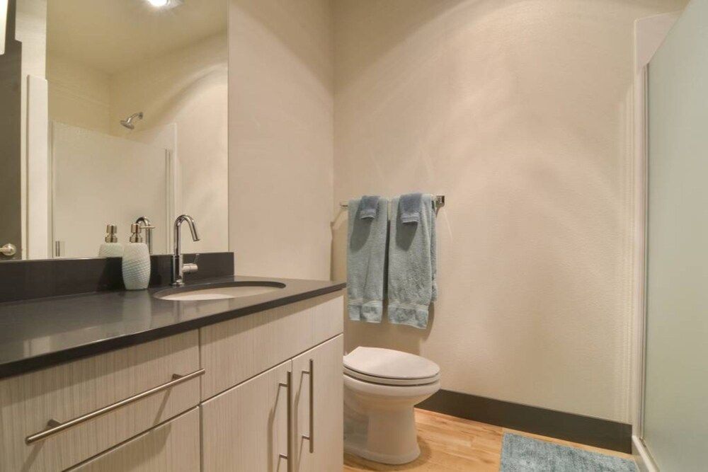 undefined Waterfront Modern Studio Rooftop Views 6