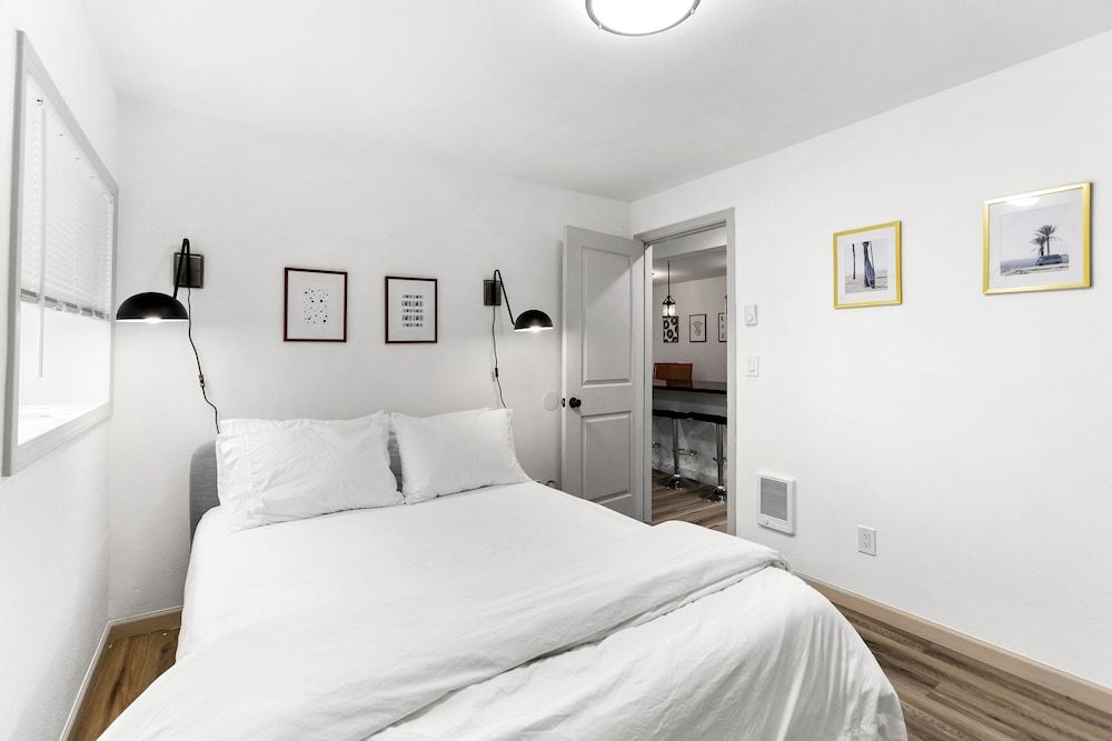 Hillside in Seattle - well appointed