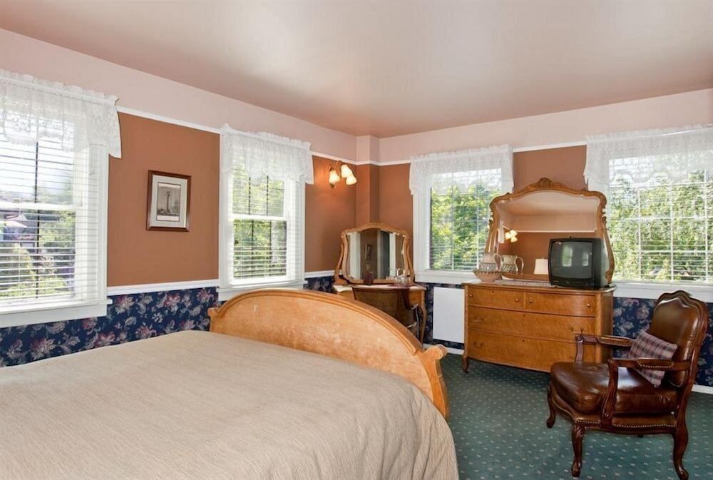 Cecil Bacon Manor Elite Double Room