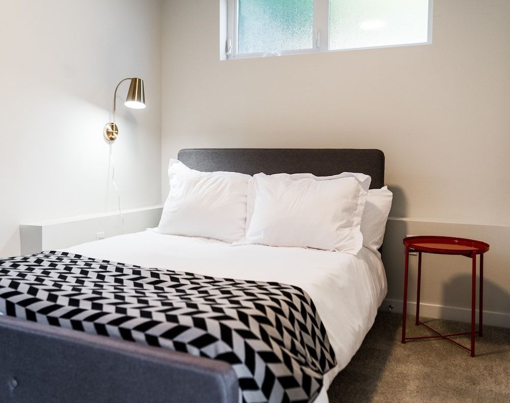 undefined Sky Mark Lux 2 - Seattle's Best Modern 3BD HomeTel 5