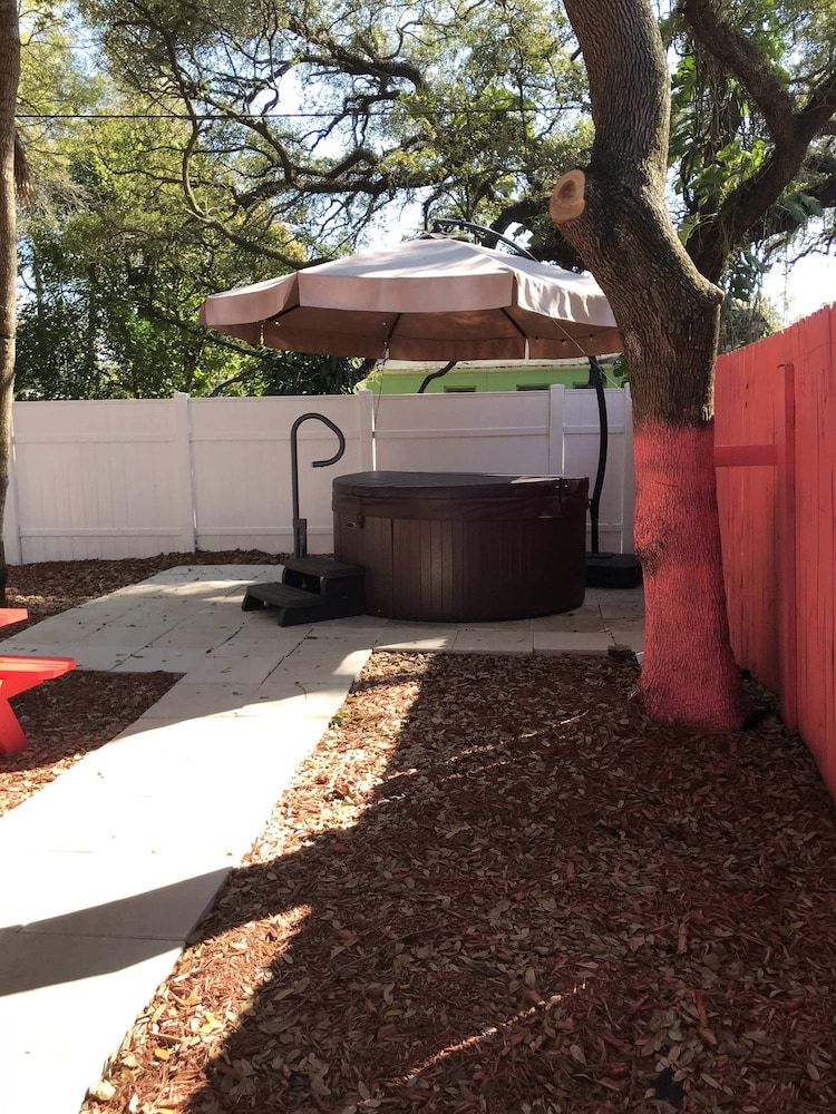 Cute Cozy Bungalow Down Town Jacuzzi