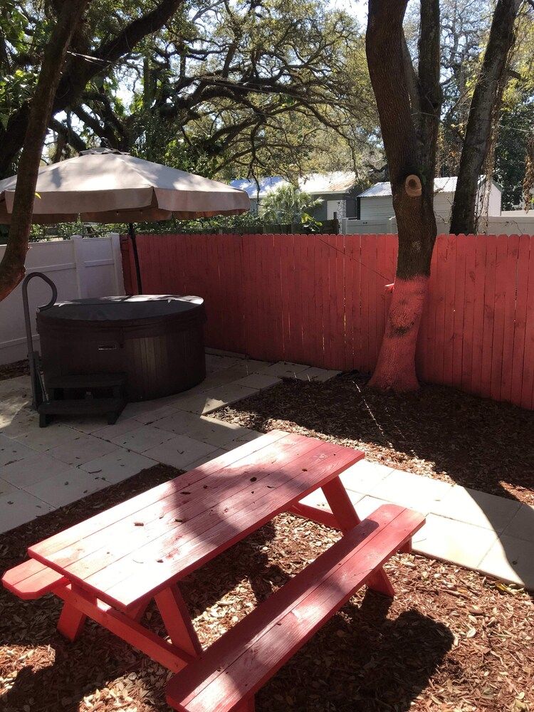 Cute Cozy Bungalow Down Town Jacuzzi