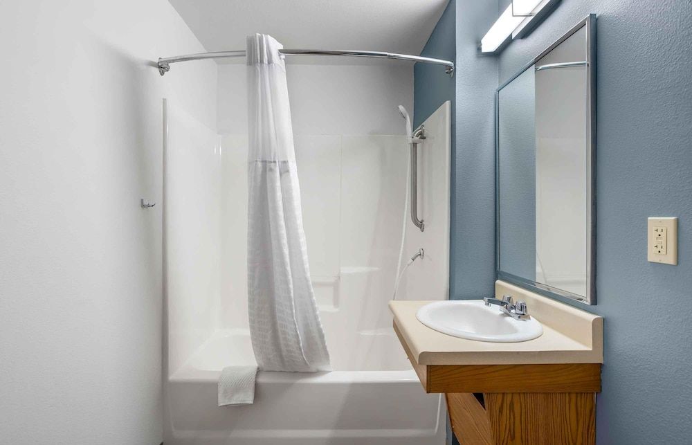 Standard Studio, 1 Queen Bed, Non Smoking, Refrigerator & Microwave