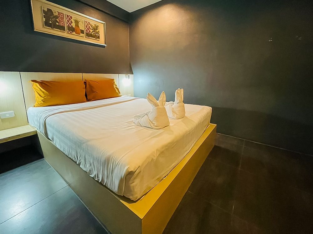 Rabbitel Phuket Double Room, Shared Bathroom 7