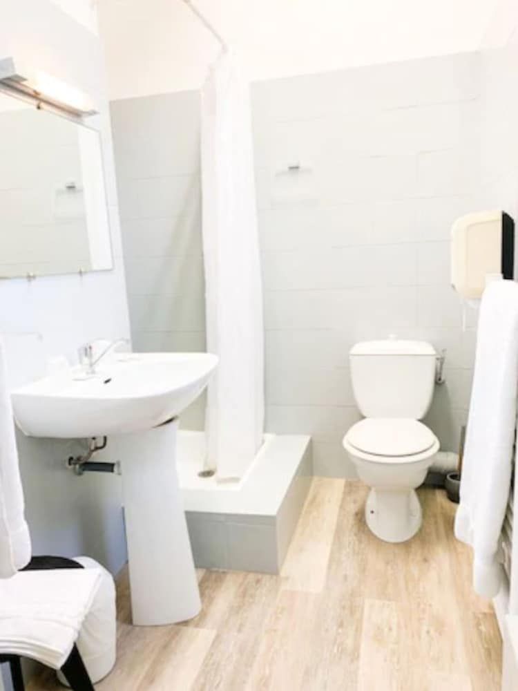 Hôtel Armenonville Standard Double Room 3