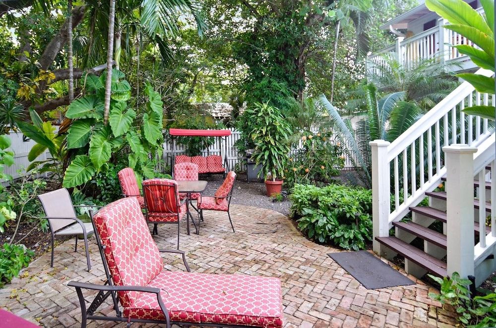 undefined Emma's Escape by Avantstay Key West Central w/ Shared Pool & Hot Tub Month Long Stays Only 8