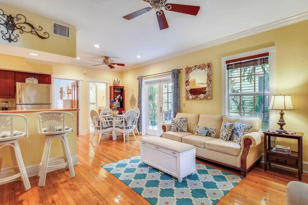 undefined Tumi's Time Out by Avantstay Heart Of Old Town w/ Shared Pool Month Long Stays Only