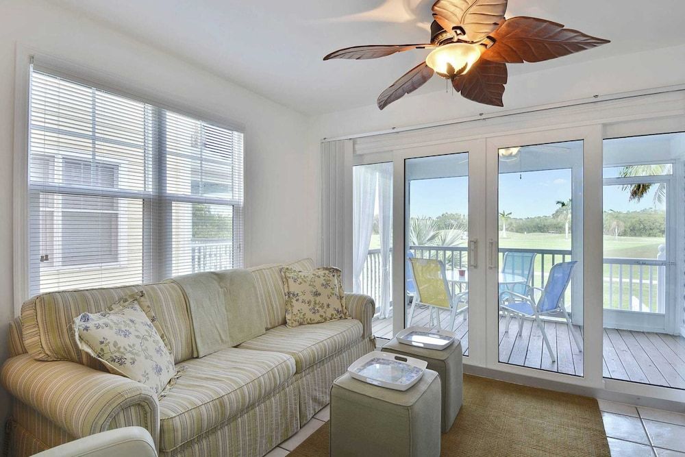 undefined Coral Breeze by Avantstay Close to Beach w/ Balcony & Shared Pool! Month Long Stays Only 8