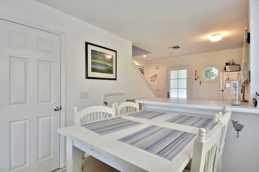 undefined Coral Breeze by Avantstay Close to Beach w/ Balcony & Shared Pool! Month Long Stays Only