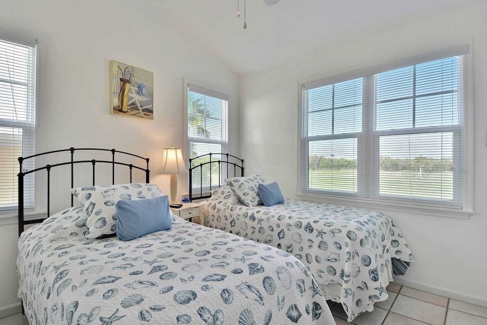 undefined Coral Breeze by Avantstay Close to Beach w/ Balcony & Shared Pool! Month Long Stays Only 5