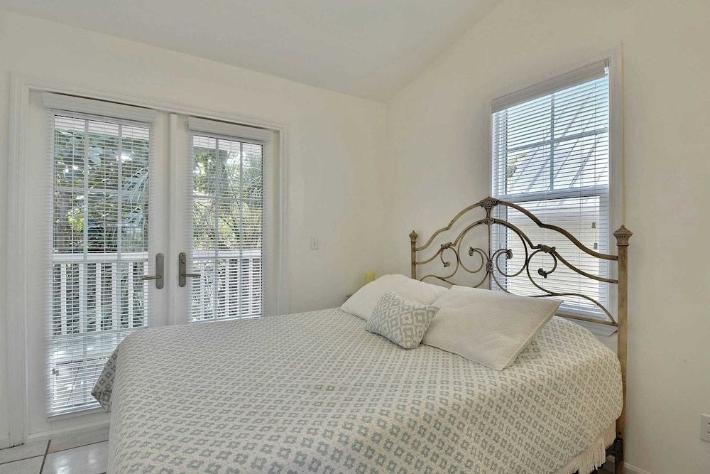 undefined Coral Breeze by Avantstay Close to Beach w/ Balcony & Shared Pool! Month Long Stays Only 4
