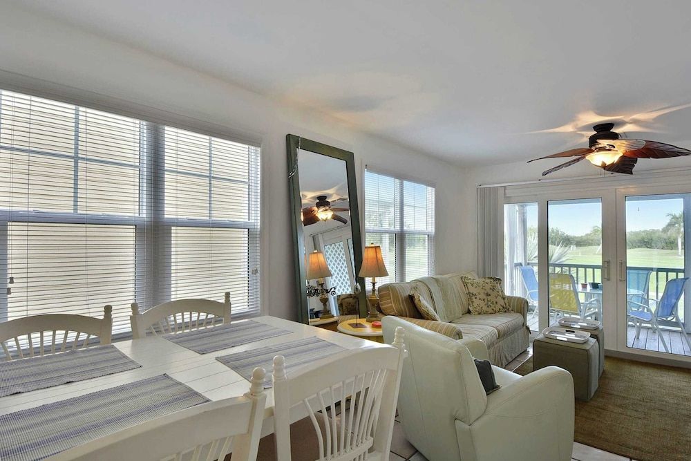 undefined Coral Breeze by Avantstay Close to Beach w/ Balcony & Shared Pool! Month Long Stays Only 10