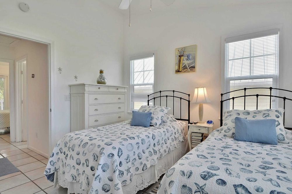 undefined Coral Breeze by Avantstay Close to Beach w/ Balcony & Shared Pool! Month Long Stays Only 3