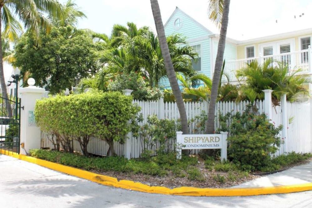 undefined Lavender Jungle by Avantstay Great Location w/ Patio & Shared Pool! Week Long Stays Only 9
