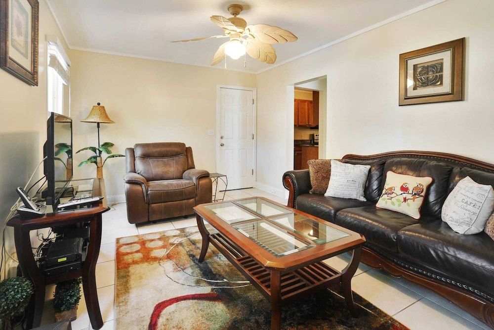 undefined Emma's Secret by Avantstay Heart of Old Town w/ Shared Pool Month Long Stays Only 8