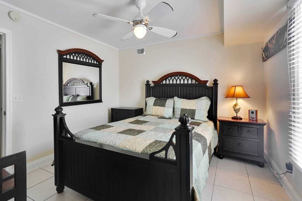 undefined Emma's Secret by Avantstay Heart of Old Town w/ Shared Pool Month Long Stays Only