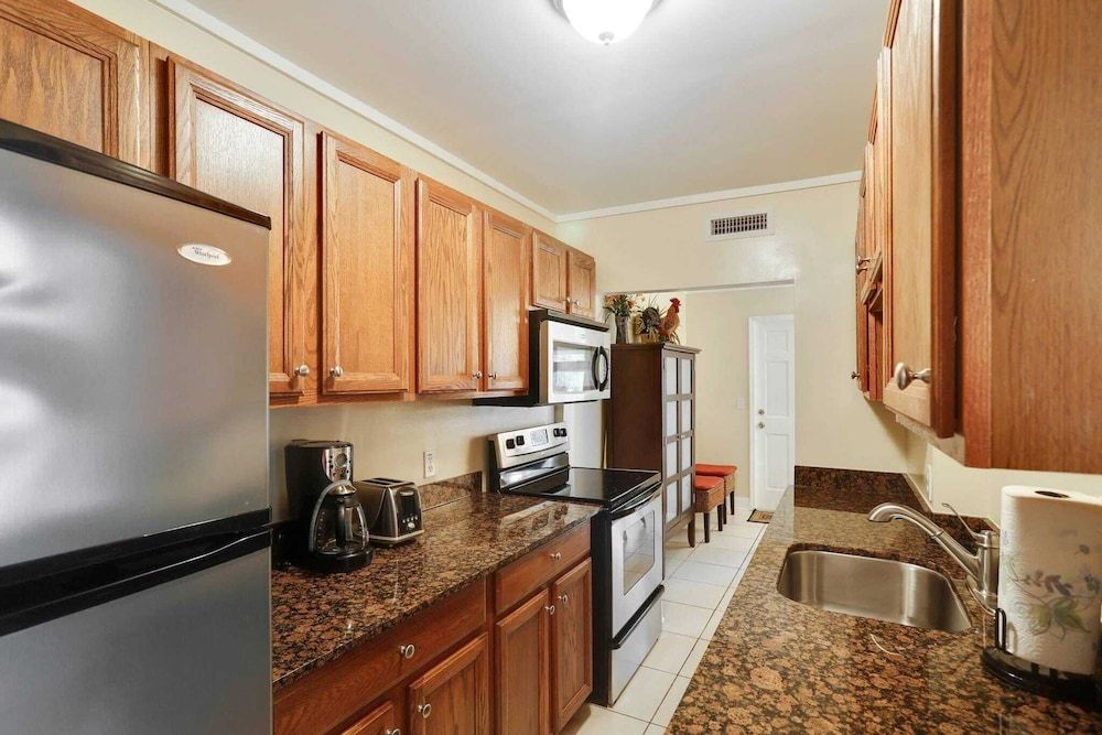 undefined Emma's Secret by Avantstay Heart of Old Town w/ Shared Pool Month Long Stays Only 5