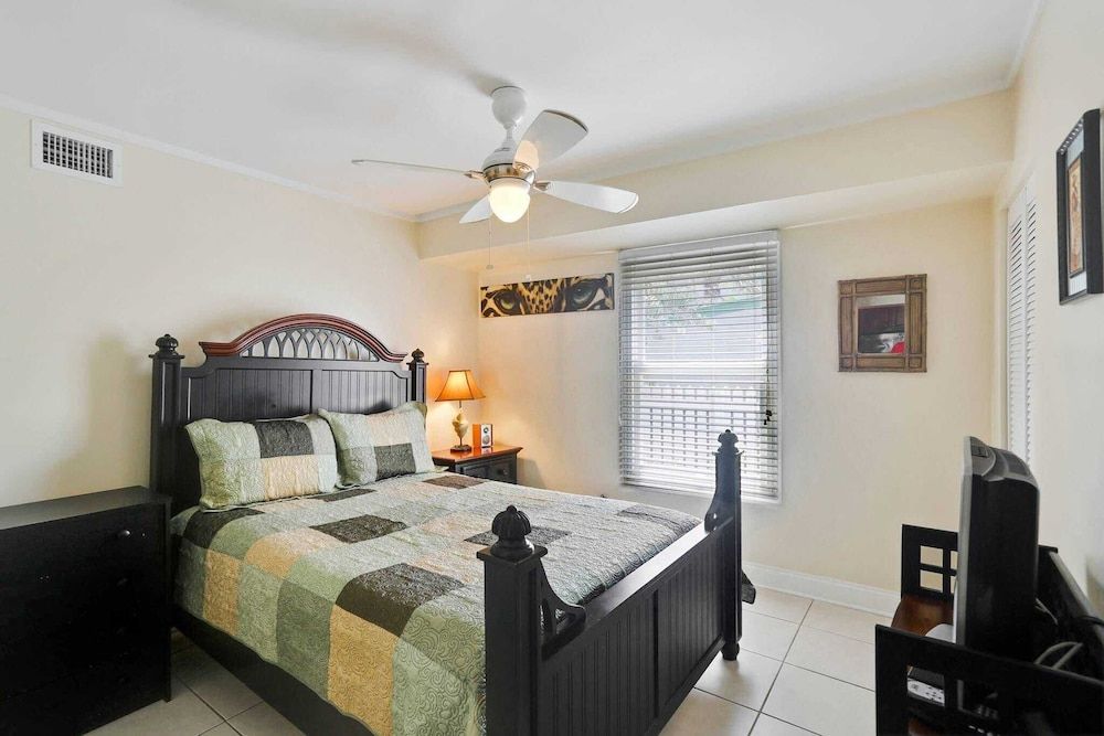 undefined Emma's Secret by Avantstay Heart of Old Town w/ Shared Pool Month Long Stays Only 4
