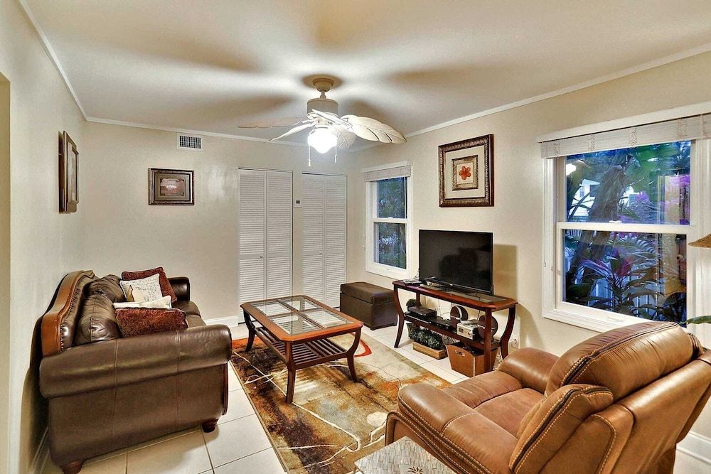 undefined Emma's Secret by Avantstay Heart of Old Town w/ Shared Pool Month Long Stays Only 7