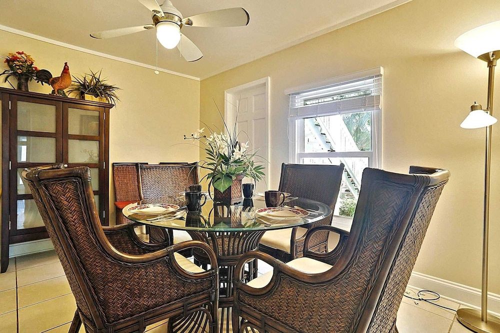 undefined Emma's Secret by Avantstay Heart of Old Town w/ Shared Pool Month Long Stays Only 2