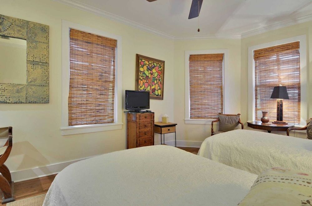 Amelia Home by Avantstay In Historic Old Town w/ Pool House (2 Bedrooms)
