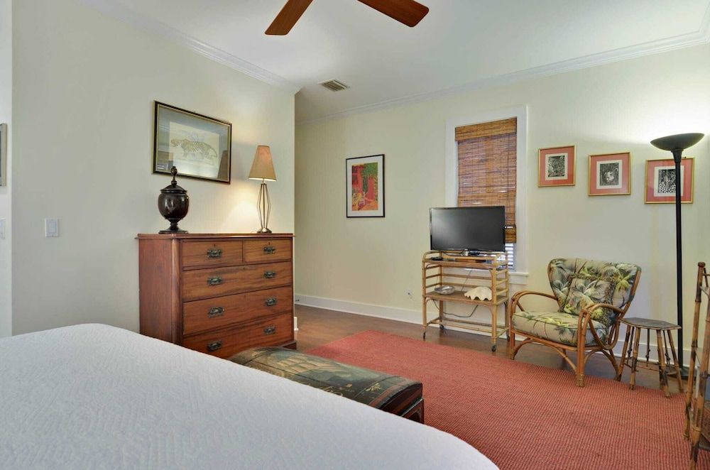 Amelia Home by Avantstay In Historic Old Town w/ Pool House (2 Bedrooms) 4