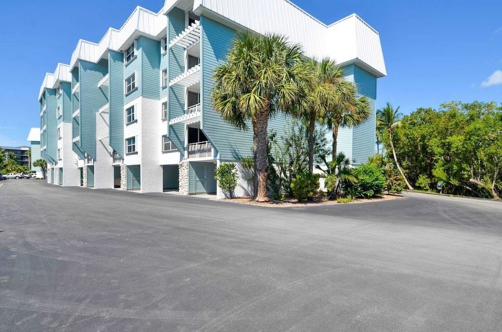 undefined Dune Wind South by Avantstay Communal Pool & Hot Tub Gated Community Close to Smathers Beach Month Long Stays Only