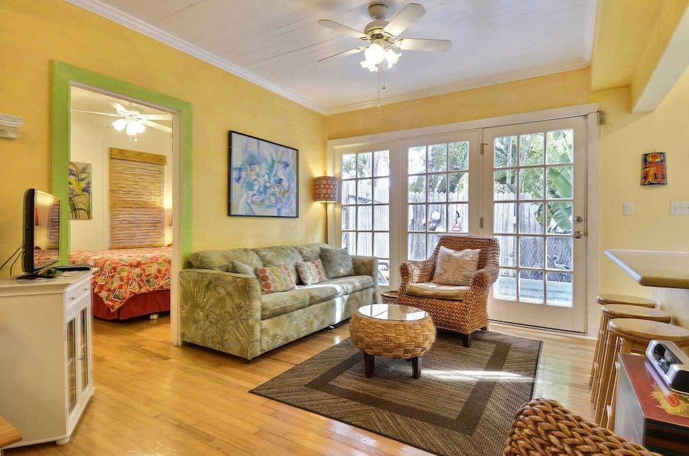 undefined Key Lime Pie by Avantstay Ideal Location w/ Splash Pool & Out Door Dining Month Long Stays Only