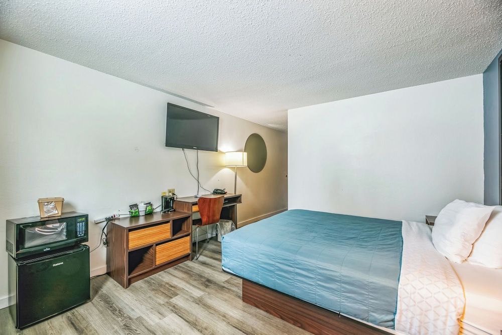 Hotel 8 Standard Room, Accessible, Non Smoking 2