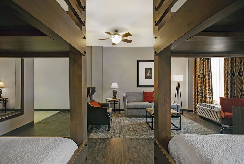 Hampton Inn & Suites Austin @ The University / Capitol