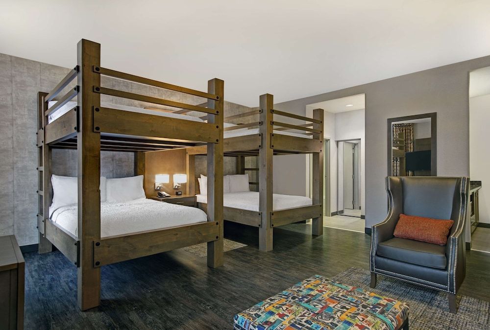 undefined Hampton Inn & Suites Austin @ The University / Capitol 9