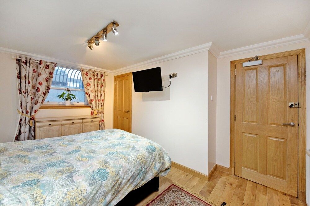 Grand Mansion, 9 Beds, Sleeps 17, Parking - Groups House 10