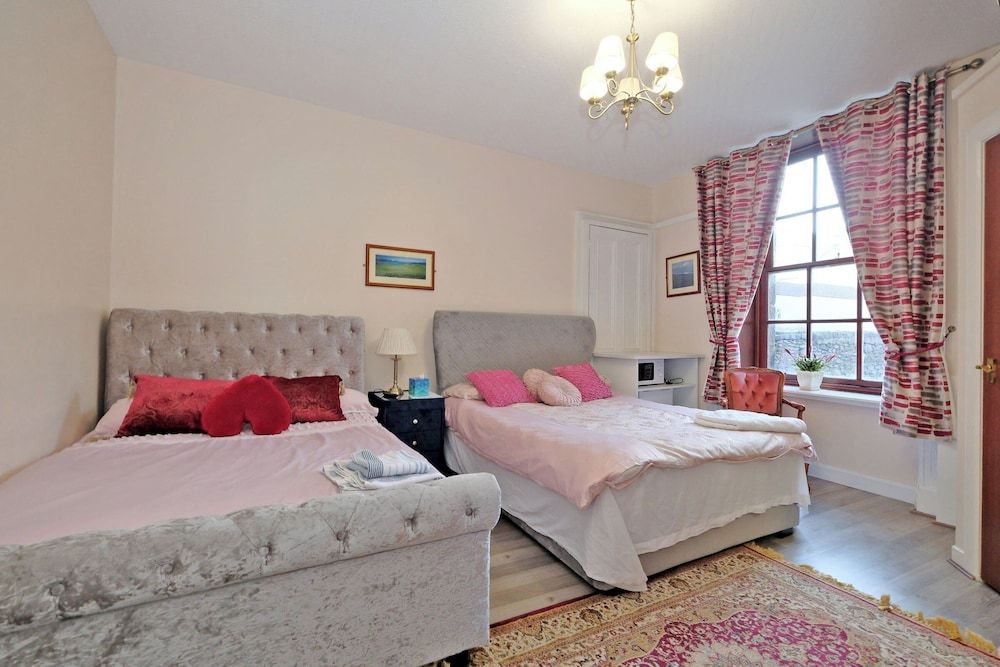 Grand Mansion, 9 Beds, Sleeps 17, Parking - Groups House 12