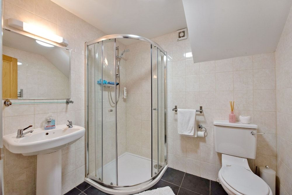 Grand Mansion, 9 Beds, Sleeps 17, Parking - Groups House 19