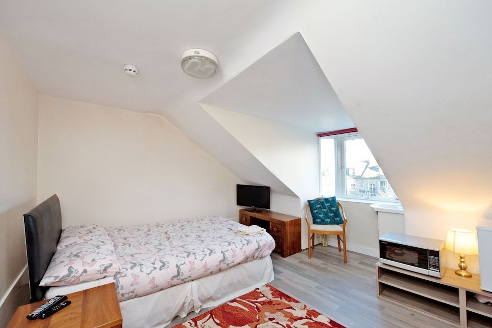 Grand Mansion, 9 Beds, Sleeps 17, Parking - Groups House 5