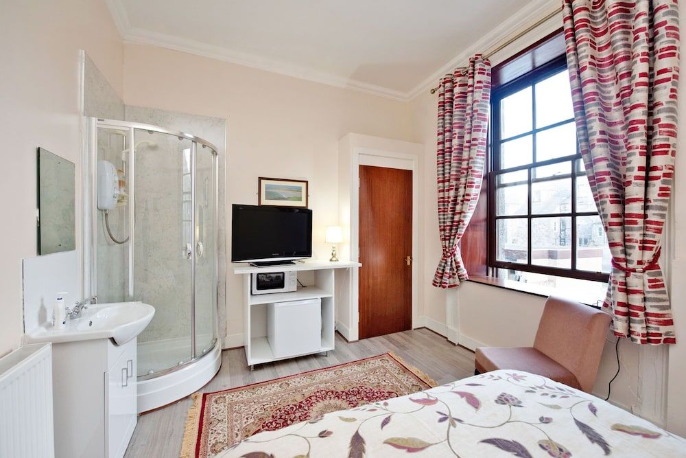 Grand Mansion, 9 Beds, Sleeps 17, Parking - Groups House 24