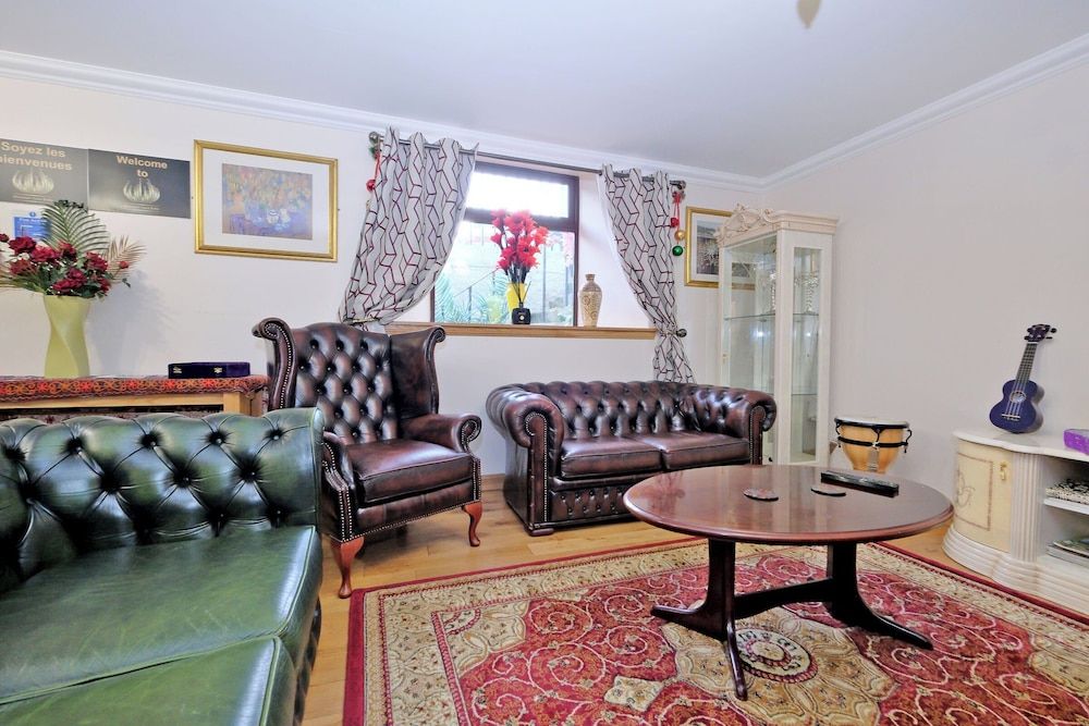 Grand Mansion, 9 Beds, Sleeps 17, Parking - Groups House 26