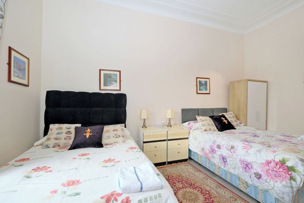 Grand Mansion, 9 Beds, Sleeps 17, Parking - Groups House 14