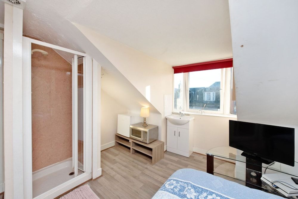 Grand Mansion, 9 Beds, Sleeps 17, Parking - Groups House 25