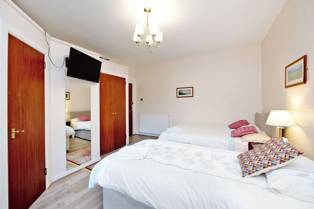 Grand Mansion, 9 Beds, Sleeps 17, Parking - Groups House 11