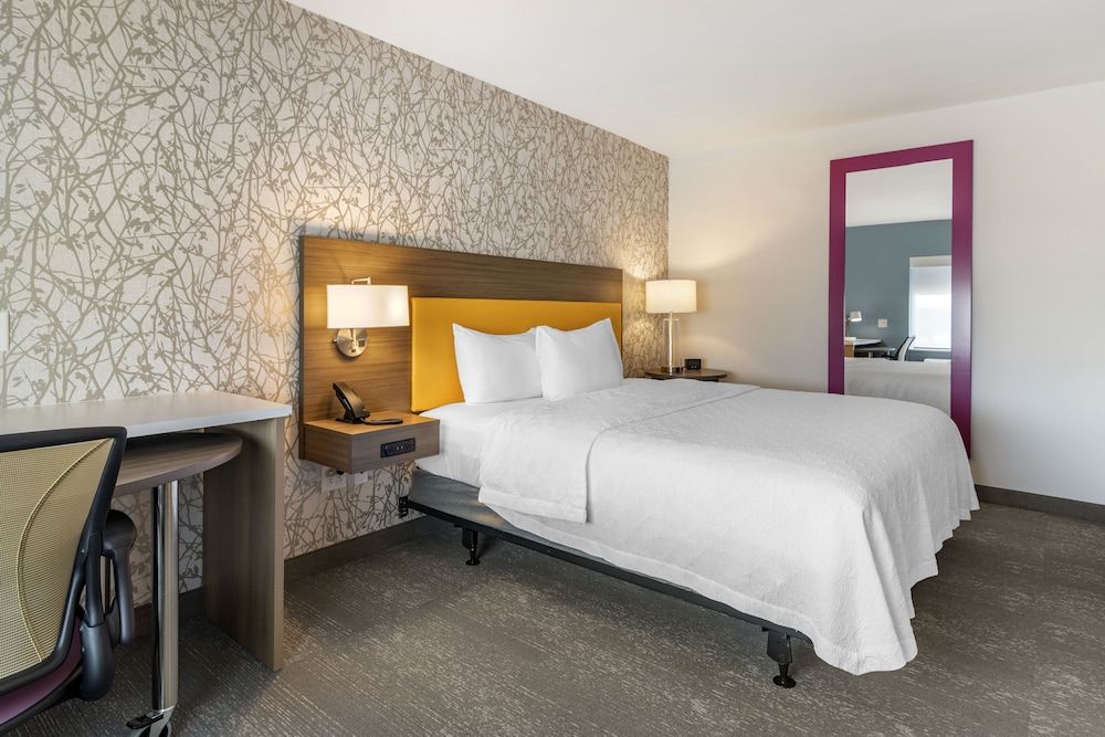 Suite, 1 King Bed, Accessible (Hearing)